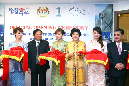 Malaysian tourism minister votes for Ha Long Bay